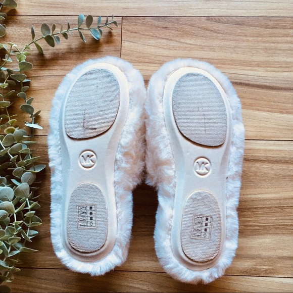 🌿Michael Kors White Fuzzy Slippers - Picture 4 of 6